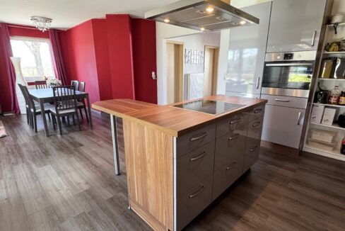 Kochinsel und Essbereich