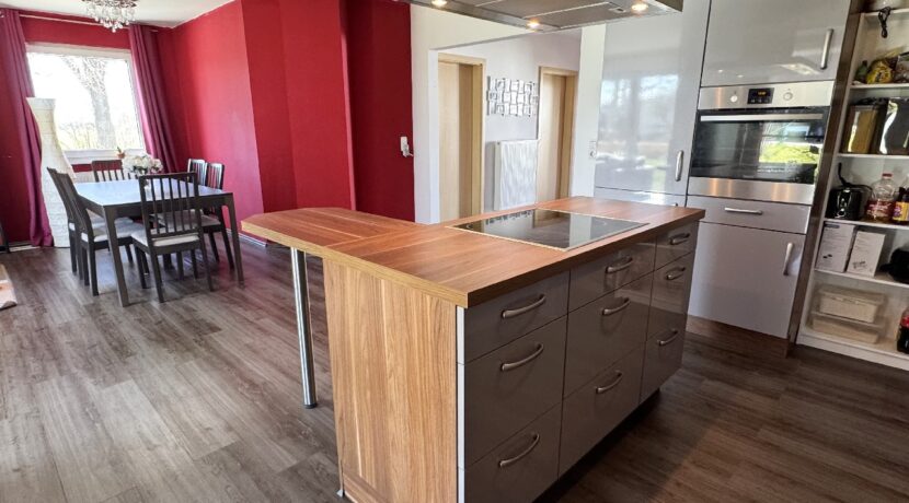 Kochinsel und Essbereich