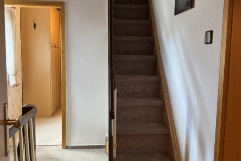 Flur mit Treppe in Spitzboden