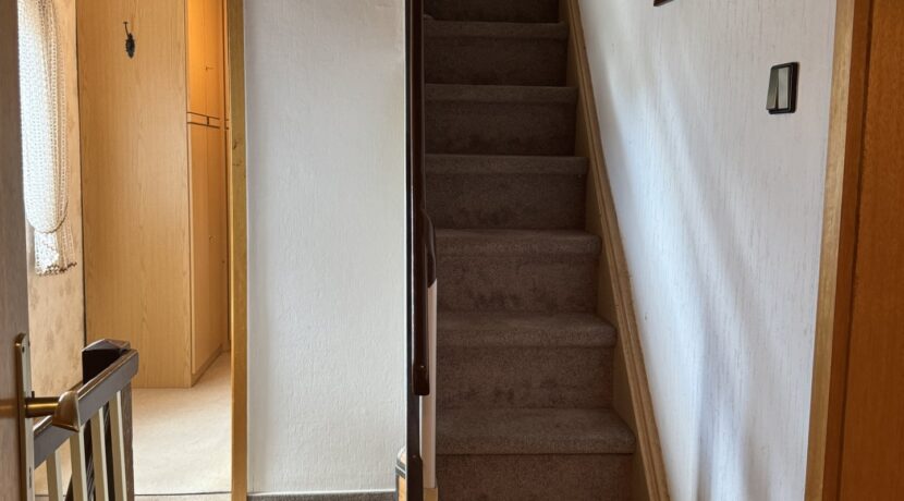 Flur mit Treppe in Spitzboden